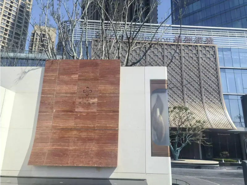 ब्लूवे चांग्शा पॉली जुईझौ नोया हॉटेलमध्ये उच्च-उंचीच्या पोहण्याच्या अनुभवाला समर्थन देते